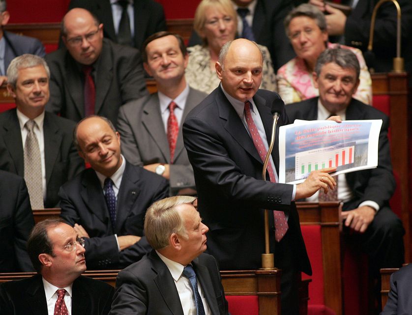 Le député de l'Isère, Didier Migaud, montre un graphique à l'Assemblée Nationale - 5 octobre 2005