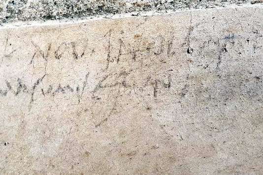 L’inscription au charbon découverte à Pompéi : “Indulsit pro masumis esuritioni”.