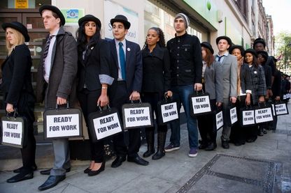 A Londres les musiciens du groupe Miss Dynamite et Charlie Simpson se joignent en 2010 à des jeunes chômeurs devant un Pôle emploi pour lever des fonds contre le chômage A Londres les musiciens du groupe Miss Dynamite et Charlie Simpson se joignent en 2010 à des jeunes chômeurs devant un Pôle emploi pour lever des fonds contre le chômage