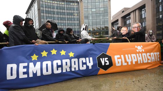 Des activistes déguisés en Jean-Claude Juncker (Bruxelles, 2017) ©AFP - EMMANUEL DUNAND