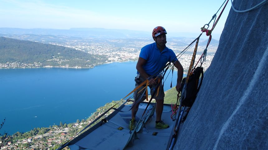 Guillaume Avrisani sur un portaledge, au-dessus du lac d'Annecy