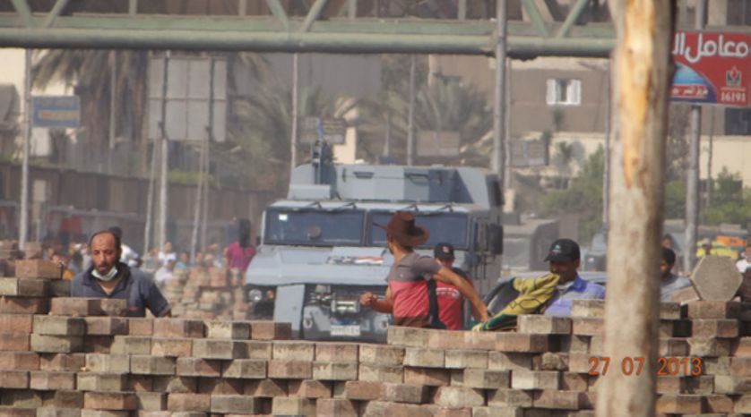 Un blindé français Sherpa LSW photographié derrière des barricades de briques en 2013.