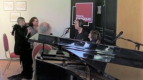 France Musique est au musée de Montmartre... Avec les artistes du Cabaret Madame Arthur : Charly Voodoo, Morian, Bernard Ascal, Benoît Duteurtre & Rosalie Dubois (g. à d.)
