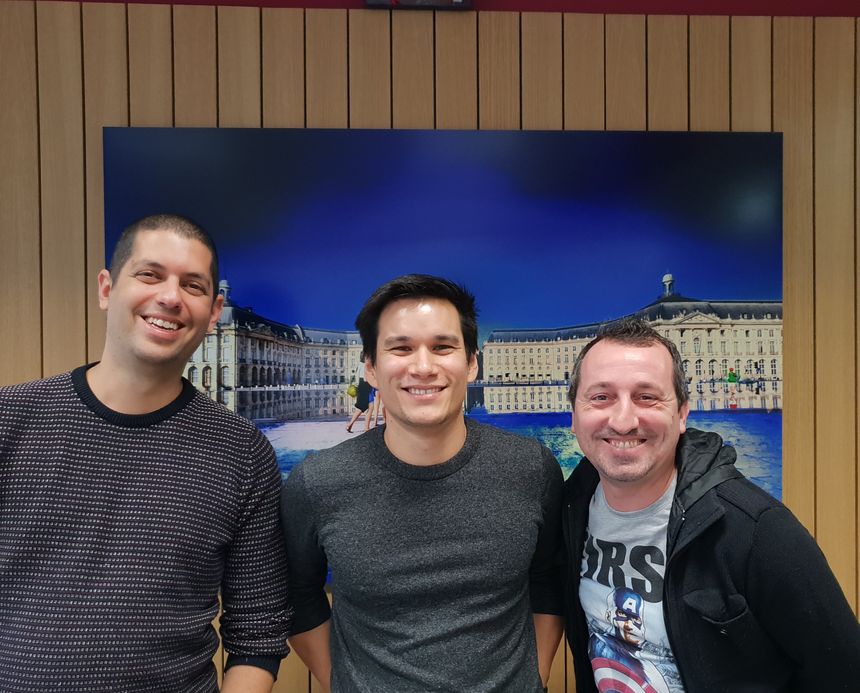 Gil Elad, Arnaud Lahaut et Chef Jésus dans les studios de France Bleu Gironde