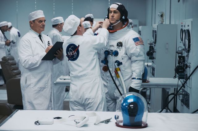 Ryan Gosling, interprétant Neil Armstrong, le tout premier être humain à mettre un pied sur la Lune, le 21 juillet 1969, dans “First Man” de Damien Chazelle !