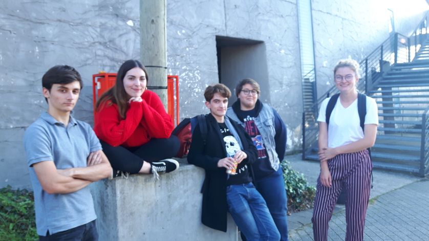 Des étudiants en licence d'anglais à l'UPEM s'inquiètent de la généralisation des cours en anglais dans toutes les matières.