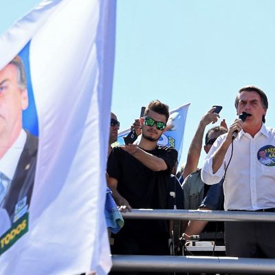 Le candidat d'extrême droite Jair Bolsonaro prend la parole lors d'un meeting à Brasilia, le 5 septembre 2018.