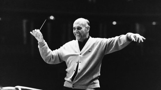 Georg Solti dirige le Chicago Symphony Orchestra au Royal Albert Hall (© Hulton-Deutsch Collection/Corbis via Getty Images)