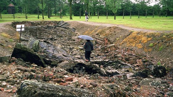 A Auschwitz en 2000, une visiteuse marche parmi les ruines d'une des chambres à gaz ©AFP - FRANCOIS BOUGON