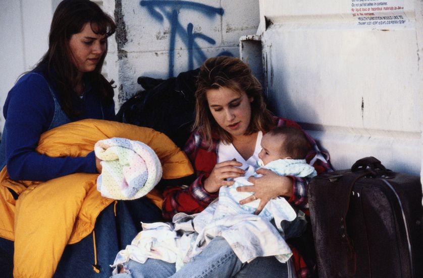 Une adolescente et son bébé sans-abri