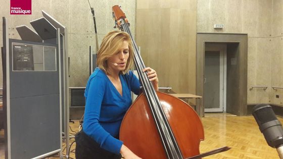 Elise Dabrowski en enregistrement au studio 107 pour Tapage nocturne ©Radio France - Soizic Noël