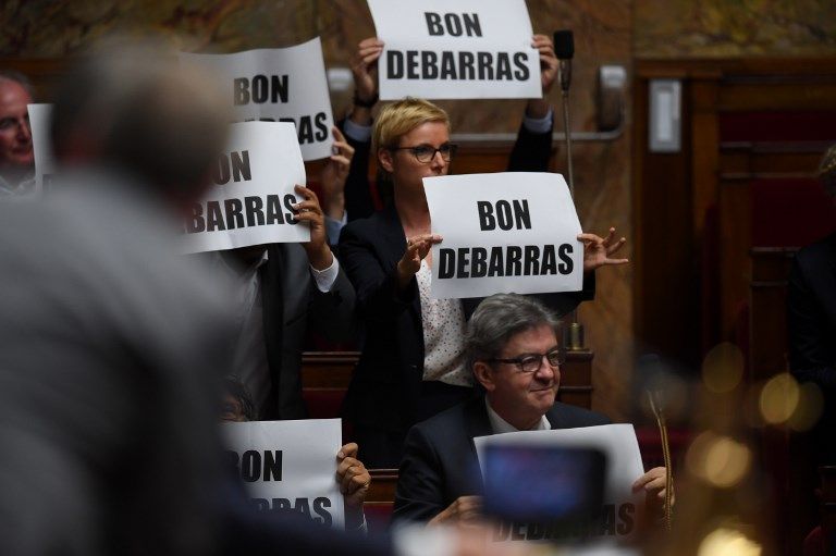Les députés de la France insoumise brandissent des pancartes "bon débarras" au moment où Manuel Valls prend la parole pour la dernière fois à l'Assemblée nationale.