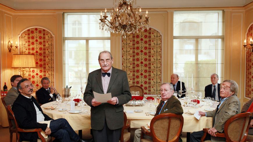 Les membres du jury du Prix Interallie (le journaliste Jean Ferniot et Claude Imbert et les écrivains Serge Bramly et Philippe Tesson) se préparent à décerner leur prix littéraire à l'écrivain français Yannick Haenel le 18 novembre 2009