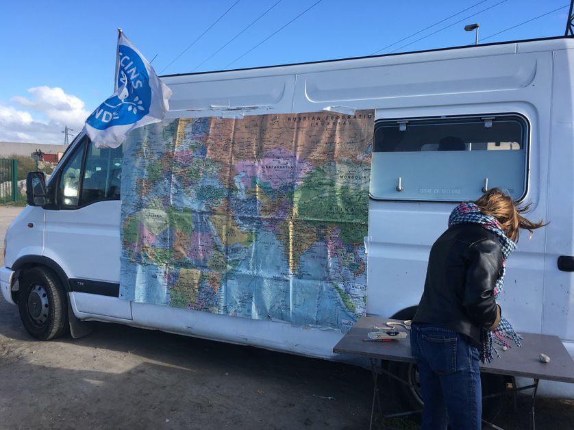 A Calais, une carte du monde, installée par Bobby, bénévole à l'association Art Refuge UK, permet aux migrants de s'exprimer et de raconter leur trajet
