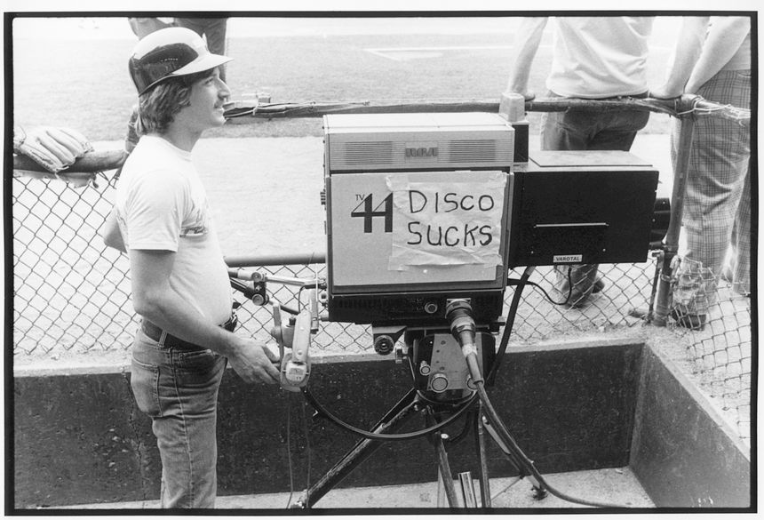 Photo d'une des 44 caméras de la télévision de Chicago, le soir du 12 juillet 1979 au Cosmikey Park, sur laquelle est inscrit "Disco Sucks", un des nombreux panneaux affichés partout dans le stade, lors de cette soirée "Disco Demolition Night"