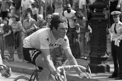 Le cycliste français Bernard Hinault, lors de la dernière étape du Tour de France à Paris le 23 juillet 1978. Le cycliste français Bernard Hinault, lors de la dernière étape du Tour de France à Paris le 23 juillet 1978.