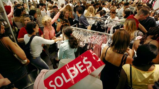 A minuit pile, la boutique Morgan sur les Champs-Elysées a ouvert ses portes afin de ne pas faire perdre une minute des soldes à ses client.e.s. ©Maxppp - O. CORSAN/LE PARISIEN