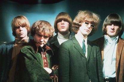 The Byrds avec de gauche à droite : Chris Hillman, David Crosby, Mike Clark, Jim McGuinn et Gene Clark en août 1965. The Byrds avec de gauche à droite : Chris Hillman, David Crosby, Mike Clark, Jim McGuinn et Gene Clark en août 1965.