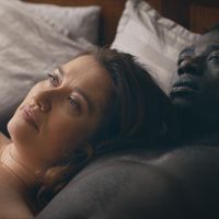 Moustapha Mbengue et Emmanuelle Devos dans "Amin" de Philippe Faucon.