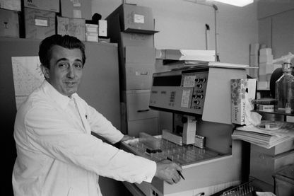 Le biologiste Mirko Beljanski (1923/1998) dans son laboratoire de Châtenay-Malabry Le biologiste Mirko Beljanski (1923/1998) dans son laboratoire de Châtenay-Malabry