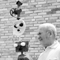 Photo prise le 24 juillet 1968 de Joan Miro, posant auprès de sa sculpture "La Femme moderne" à la fondation Maeght de Saint-Paul-de-Vence.