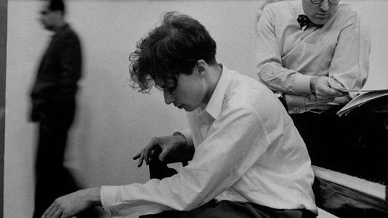 Glenn Gould, réécoutant sa propre version des Variations Goldberg de Bach dans les studios de Columbia (The LIFE Picture Collection) ©Getty - Gordon Parks