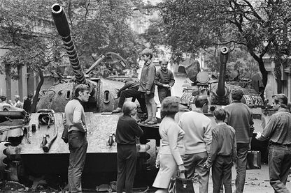 Des enfants jouent sur un char soviétique à la fin du printemps 68 Des enfants jouent sur un char soviétique à la fin du printemps 68