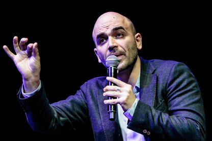 Roberto Saviano, écrivain et journaliste américain, célèbre pour avoir décrit les milieux mafieux dans ses articles et dans son roman "Gomorra", adapté en série tv. Roberto Saviano, écrivain et journaliste américain, célèbre pour avoir décrit les milieux mafieux dans ses articles et dans son roman "Gomorra", adapté en série tv.