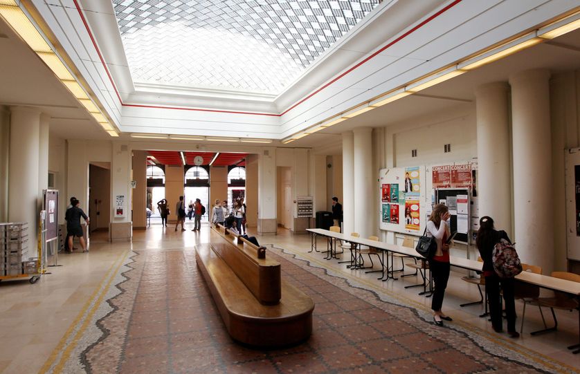 la célèbre "péniche" dans le hall de Sciences-Po Paris, rue Saint-Guillaume