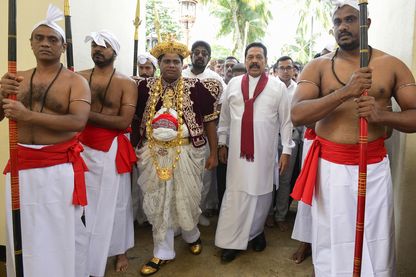 L'ancien président, nommé Premier ministre Mahinda Rajapakse arrive dans un temple de Kandi, le 28 octobre 2018. L'ancien président, nommé Premier ministre Mahinda Rajapakse arrive dans un temple de Kandi, le 28 octobre 2018.