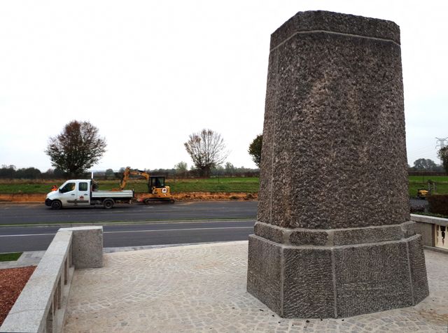 À La Flamengrie, dans l'Aisne, devant le monument qui commémore le premier coup de clairon du cessez-le-feu, le 7 novembre 1918, des ouvriers refont un trottoir