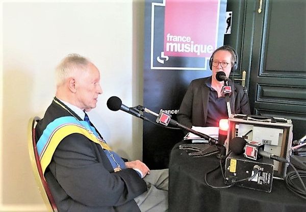 France Musique en direct du musée de Montmartre... Au micro Jean-Claude Gouvernon, 84 ans & le producteur Benoît Duteurtre