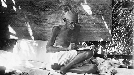 Gandhi est communément appelé "Mahatma", ce qui signifie "grande âme" en sanskrit. ©Getty - Hulton Deutsch