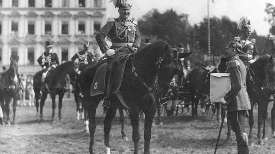 Guillaume II, empereur d’Allemagne et roi de Prusse, lors d’une parade militaire sur le champ de manœuvres de Tempelhof, Berlin, 1913. ©Getty - Franz Tellgmann
