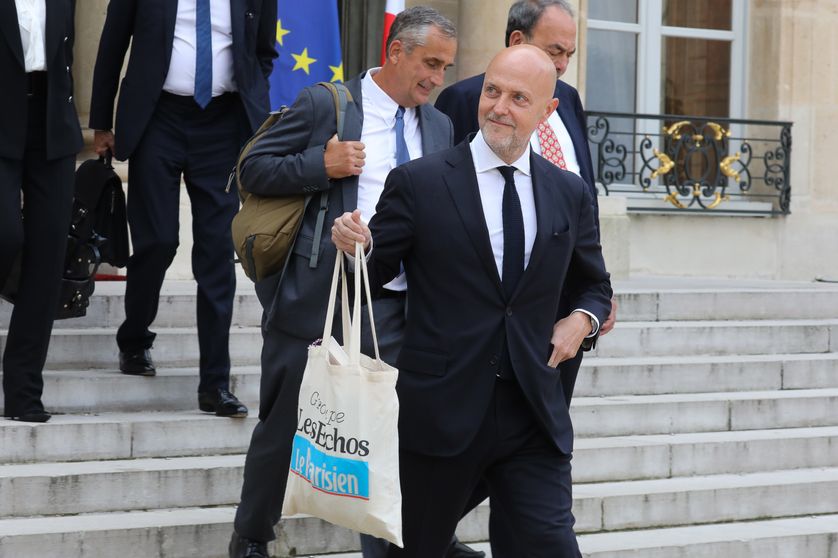 Le PDG du groupe Les Echos - Le Parisien, Pierre Louette, sur le parvis de l'Élysée quittant le sommet "Tech for Good" le 23 mai 2018.
