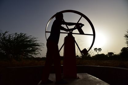 Un jeune garçon pompe de l'eau à une source, à Azel au Niger ( 6 avril 2017 ) Un jeune garçon pompe de l'eau à une source, à Azel au Niger ( 6 avril 2017 )