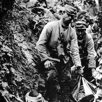 Photo prise durant la Première Guerre Mondiale de soldats français s'occupant de blessés dans une tranchée. AFP