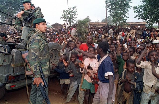 Des réfugiés hutus accueillent les soldats de la marine français arrivant dans un camp à quatre kilomètres de Butare, le 3 juillet 1994, alors que les rebelles rwandais se heurtaient pour la première fois aux forces françaises à la périphérie de la v
