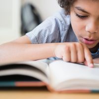 Enfant en train d'apprendre à lire