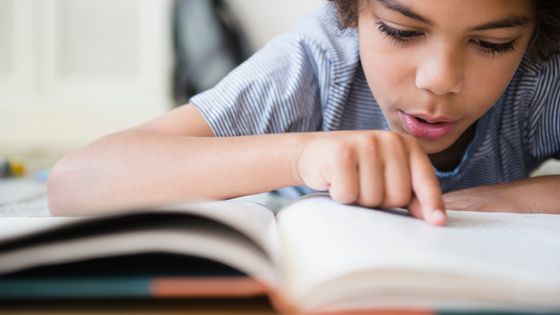 Enfant en train d'apprendre à lire ©Getty - JGI/Jamie Grill
