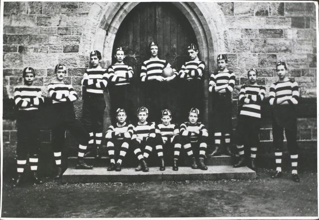 Équipe de rugby de l'école privée pour garçons Tonbridge School, en 1865 (Tonbridge, comté du Kent, Royaume-Uni)