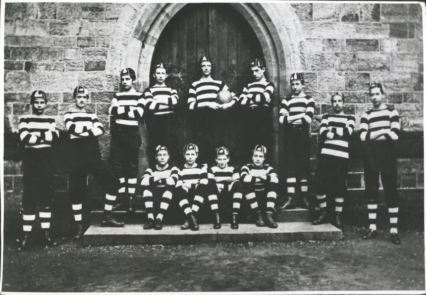 Équipe de rugby de l'école privée pour garçons Tonbridge School, en 1865 (Tonbridge, comté du Kent, Royaume-Uni)