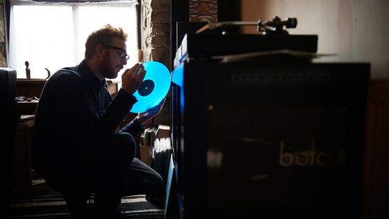 Joe McBride cherchant des disques dans son studio ©Getty - Joby Sessions/Future Music Magazine