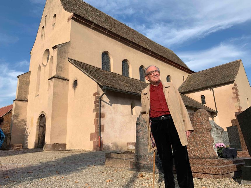 Eschau, Joseph Gross, historien, devant l'abbatiale