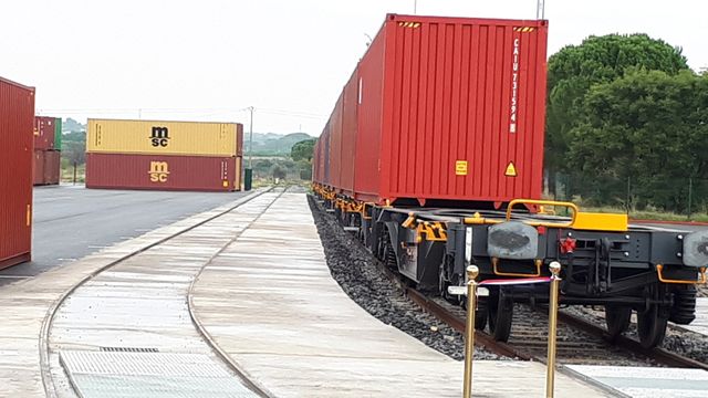 C'est désormais sur un train électrique que sont acheminées les bouteilles destinées au marché nord-américain de l'usine d'embouteillage Perrier au port de Fos-sur-Mer. Un train de 54 conteneurs par jour soit l'équivalent de 30 000 camions