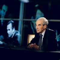 Robert Badinter fut avocat, garde des sceaux et président du Conseil Constitutionnel. A 90 ans, il revient sur les grands moments de sa vie avec Laurent Delahousse.