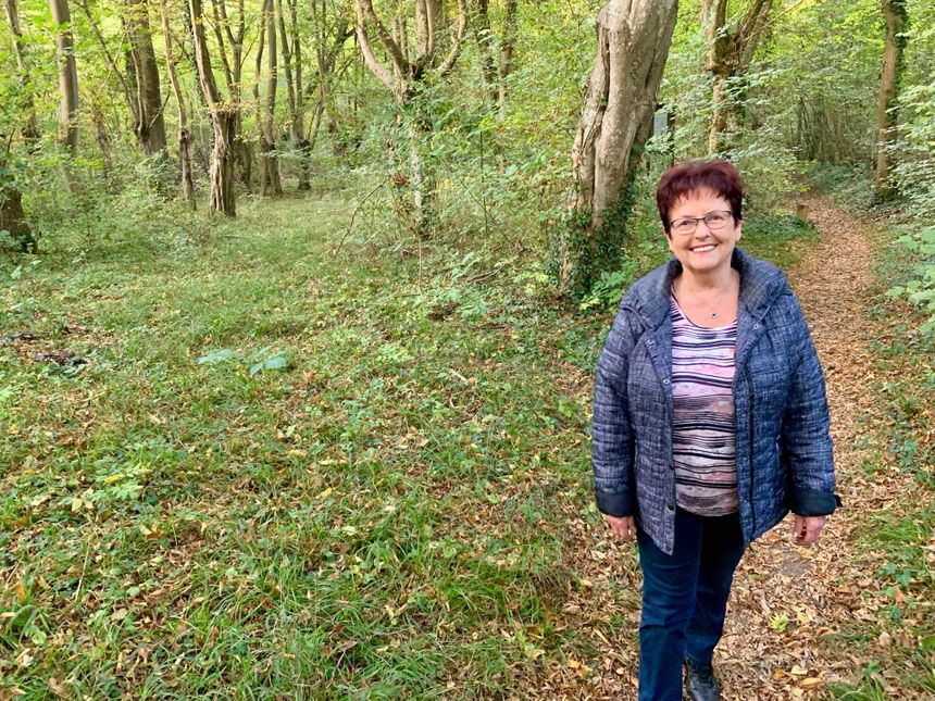 eschau, Monique Eychenne, sur le sentier éducatif, devant les charmes têtards