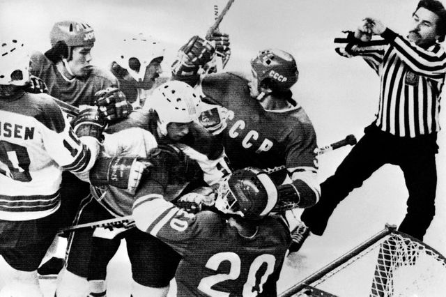Rixe entre l'équipe américaine et l'équipe soviétique de hockey sur glace, lors des Jeux Olympiques d'Hiver de 1976 à Innsbruck, Autriche.
