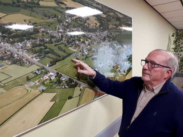 Alain Gillet, maire de Sars-Poteries (Nord) depuis 1989 montre ses réalisations