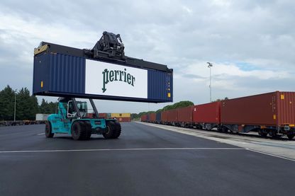 Le chargement des conteneurs qui partent en train de l'usine Perrier de Vergèze, dans le Gard, en direction du port de Fos-sur-Mer Le chargement des conteneurs qui partent en train de l'usine Perrier de Vergèze, dans le Gard, en direction du port de Fos-sur-Mer